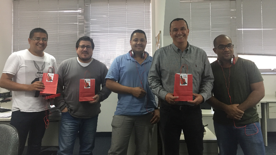 LEAL Presenteia Funcionrios pelo Dia dos Pais