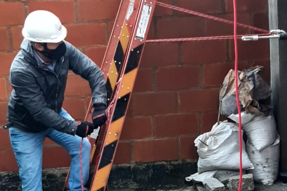 Leal realiza reciclagem da garra wall