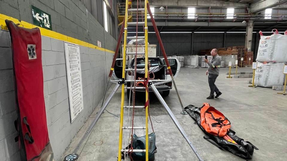 Leal demonstra equipamentos de proteção a colaborador