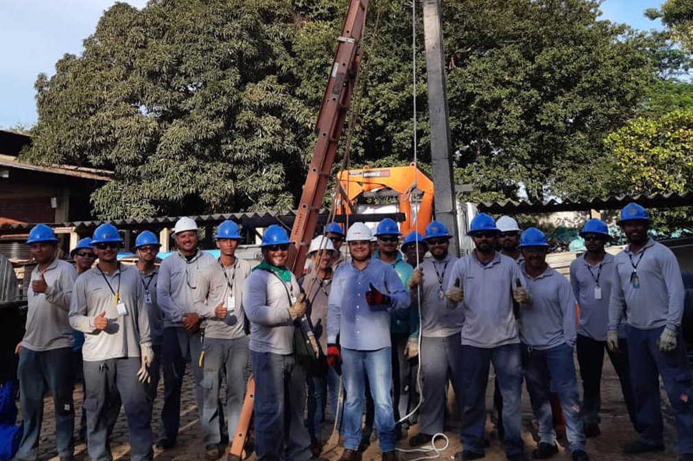 LEAL realiza treinamento da garra meio de vo