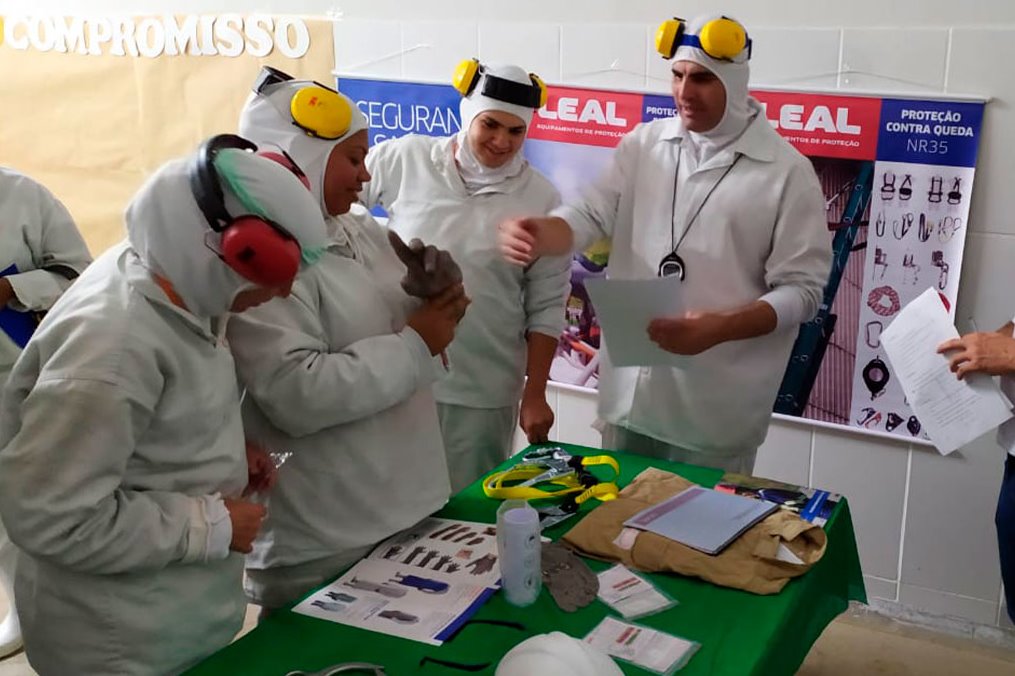 LEAL participa de SIPAT em frigorfico