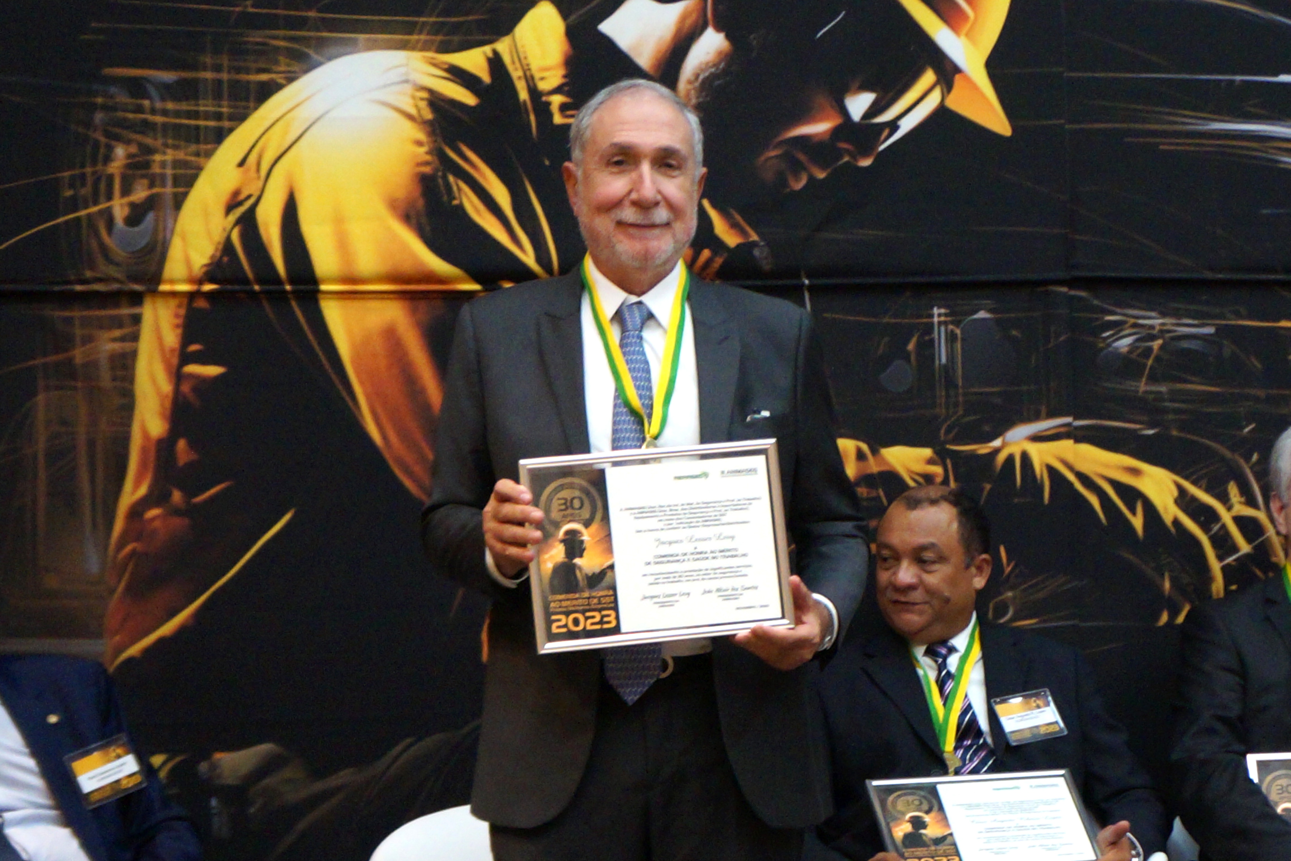 Leal recebe homenagem na Comenda de Honra ao Mrito de SST