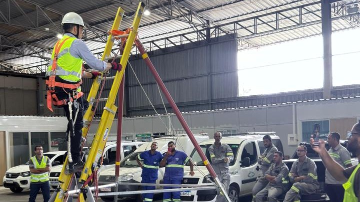 Leal apresenta solução em tripé de escada a colaborador