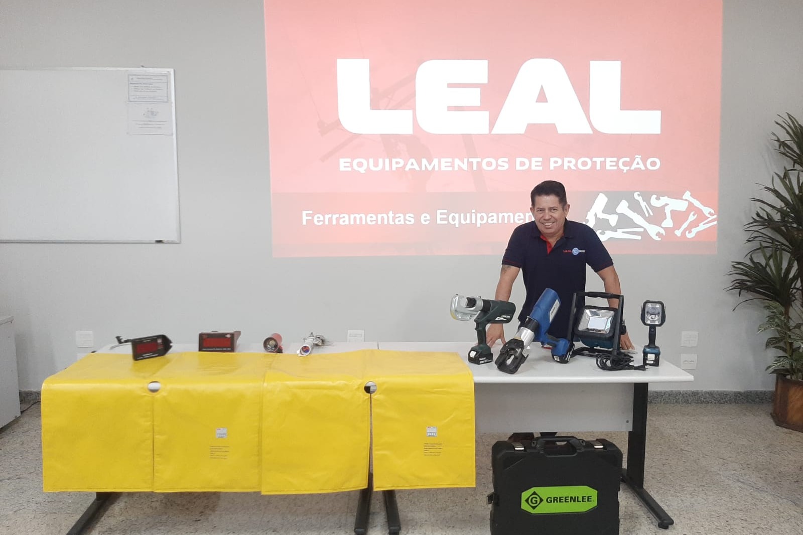 Leal realiza visita em companhia eltrica