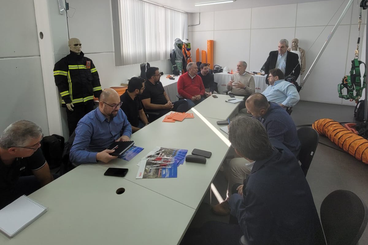 Leal recebe Corsul e Bunzl