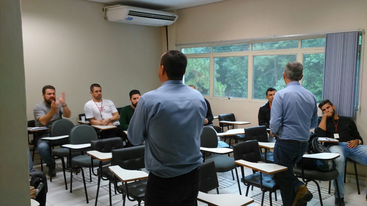 Tcnicos da Leal Ministram Curso na CEEE Transmisso